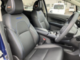 身体を支える形状の前席に、ブルーのステッチがアクセントを添えています。運転席と助手席の間にはアームレストがあり、落ち着いた姿勢で過ごせる室内空間です。