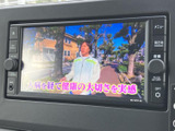 テレビ番組を画面で視聴できる装備です。停車中の休憩時間などに映像を楽しめるので、待ち時間の過ごし方にも選択肢が広がります。見たい番組を確認しながら、停車時にご利用ください。