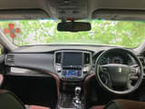 運転席まわりは各部が見渡しやすく、前方の視界も広く感じられる配置です。ゆったりした座席と落ち着いた色合いで、毎日の移動から長めのお出かけまでくつろいでお過ごしいただけます。