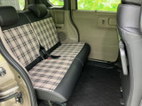 後席は左右にゆとりを感じるベンチ形状で、チェック柄が車内のアクセントになっています。窓から外の様子を確認しやすく、ご家族や同乗者にも過ごしやすい空間です。