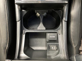 飲み物を置けるカップホルダーに加え、収納スペースや電源ソケットも備わり、身の回りの小物をまとめやすいセンターコンソールです。手の届きやすい位置に機能が集まり、日常のお出かけで便利にお使いいただけます。