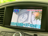 テレビ映像を表示できる画面を備え、停車中の休憩時間などに番組を視聴できます。画面がセンター部に配置されており、停車中に映像を楽しみたい方にも便利な装備です。