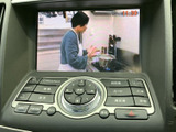 画面にテレビ映像が表示され、停車中のひと休みに映像を楽しめます。表示部と操作ボタンがまとまっており、車内で落ち着いて過ごしたい時間にも活用いただける装備です。