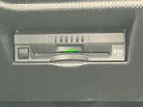 ETC車載器が備わり、高速道路の料金所を利用する際に便利な装備です。カードの挿入口や状態表示が前面にまとまり、利用前の確認もしやすい位置に設置されています。