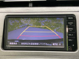 後方の映像と進路の目安を画面で確認でき、駐車時や車庫入れの際に周囲を把握する助けになります。目視での安全確認と合わせて活用いただける、便利なサポート装備です。