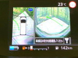 【アラウンドビューモニター】専用のカメラにより、上から見下ろしたような視点で360度クルマの周囲を確認することができます☆死角部分も確認しやすく、狭い場所での切り返しや駐車もスムーズに行えます。