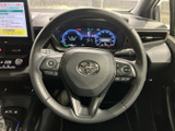 握りやすい形状で、左右には複数のスイッチが配置されています。運転姿勢を保ちながら手元で各種操作にアクセスしやすく、メーターや前方を確認しやすい配置です。