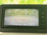 後方の映像と目安となるガイド線を画面で確認でき、駐車時の周囲確認をサポートします。車庫入れや狭い場所での後退時に、目視と合わせて活用できる便利な装備です。