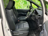 運転席と助手席はゆったりとした座面で、前方や左右の視界も広く確保されています。落ち着いた色合いの内装は清潔感があり、日々の移動を気持ちよく始められそうです。