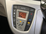 【オートエアコン】一度お好みの温度に設定すれば、車内の温度を検知し風量や温度を自動で調整。暑い&hellip;寒い&hellip;と何度もスイッチ操作をする必要はありません。快適な車内空間には必須の機能ですね♪