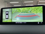 後方の映像に加えて車両周辺の状況も画面で確認でき、駐車時の周囲への注意をサポートします。ガイド表示を目安にしながら、後退時の安全確認に役立てられます。
