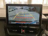 後方の映像に加えてガイド線も画面に表示され、駐車時に車両後方の状況を確認する目安になります。周囲を直接確認しながら、車庫入れや駐車をサポートします。