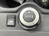 【オールモード4&times;4】2WD/4WDモードを手軽に切り替え可能。燃費重視の2WD、スタック時に役立つLOCK、AUTOモードでは4WDの配分を自動で調整し、路面状況を問わず安定した走りをサポート。