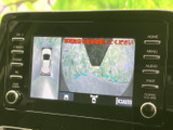 後方の映像に加えて車両周辺の表示も確認でき、駐車や後退時の状況把握に役立ちます。画面のガイドを目安にしながら、周囲を直接確認して操作できます。