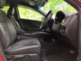 座面と背もたれにゆとりを感じるフロントシートで、落ち着いて過ごせる運転席まわりです。前方や左右の窓から周囲を見渡しやすく、乗り降りの際もシートや足元の様子をご確認いただけます。