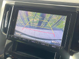 【バックカメラ】駐車時に後方がリアルタイム映像で確認できます。大型商業施設や立体駐車場での駐車時や、夜間のバック時に大活躍!運転スキルに関わらず、今や必須となった装備のひとつです!