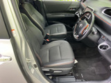 前席は視界が広く、運転席から前方や周囲を確認しやすいレイアウトです。シートは落ち着いた色合いで、乗り降りの際も室内の様子をつかみやすいです。