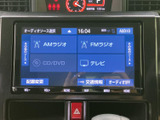 ラジオやテレビなどの選択肢が画面にまとまり、使いたい音源を見つけやすい構成です。表示項目が整理されているため、同乗者も内容を確認しやすく、移動中の音楽選びに便利です。