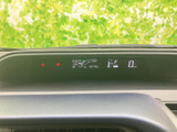 速度やシフト位置などの情報を運転席前方の表示で確認できます。必要な情報を視線の移動を抑えて把握しやすく、日々の運転を支える見やすいメーターまわりです。