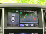 後方の映像に加え、車両周辺を上から見た表示も確認できます。駐車時に周囲や進行方向を確かめる目安となり、慎重な操作をサポートする装備です。