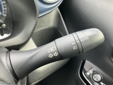 レバーには方向指示器やライト関連の表示がまとめられ、必要な操作を確認しやすい配置です。手元で表示を見ながら扱えるため、日常の運転時にも各機能を把握しやすく、便利にお使いいただけます。
