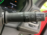 レバーには各操作位置が表示されており、運転席から確認しやすい配置です。走行中も手元で操作できるため、進路変更や周囲への合図など、日常の運転を支える装備です。