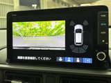 車両後方の映像とガイドラインが表示され、駐車時に周囲の状況を確認しやすい画面です。車庫入れや縦列駐車の際にも目安をつかみやすく、日々の駐車をサポートします。