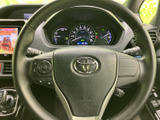 手元のスイッチでオーディオなどの操作にアクセスでき、運転姿勢を大きく変えずに扱いやすい設計です。各ボタンの表示も見分けやすく便利です。