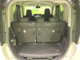 荷室から後席の背面を確認でき、座席を起こした状態でも荷物を載せるスペースを確保しています。床面は段差の少ない形状で、日々の荷物の積み下ろしにも便利です。