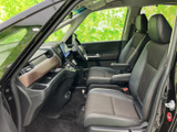 前席は見通しのよい運転席まわりと、ゆとりある助手席を備えています。シートには肘掛けがあり、足元も広く取られた配置で、乗る方それぞれが落ち着いて過ごせる空間です。