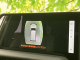 車両周囲を上から見たような映像を画面で確認でき、駐車時の周囲確認をサポートします。後方や左右の状況を把握しやすく、限られたスペースでの駐車にも心強い装備です。
