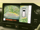 画面には車両周辺の映像とガイド表示があり、駐車時に周囲との位置関係を確認する際に役立ちます。表示を参考にしながら、目視でも周囲を確認してゆっくり操作できます。