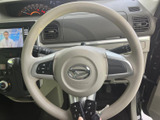 手元にスイッチ類がまとまり、運転姿勢を保ちながら必要な操作に移りやすい構成です。メーター類との位置関係も確認しやすく、日常の運転をサポートします。