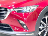 【LEDヘッドライト】悪天候や夜間走行時も良好な視界を確保し安心して運転できる高輝度LEDヘッドライトを装備!点灯速度が早く、消費電力も抑えられています。