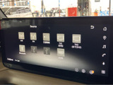 AM・FMラジオやBluetooth、USB、HDMIなど多彩な入力先を一覧で確認できます。目的の音源や情報を選びやすく、普段使いにも便利な画面です。