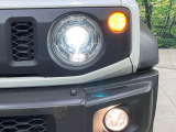 【LEDヘッドライト】悪天候や夜間走行時も良好な視界を確保し安心して運転できる高輝度LEDヘッドライトを装備!点灯速度が早く、消費電力も抑えられています。