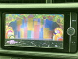 画面いっぱいに映像が表示され、停車中の休憩時間などにテレビ視聴をお楽しみいただけます。見やすいサイズの画面で、待ち時間も快適に過ごせる装備です。
