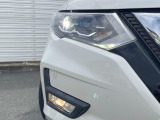 【LEDヘッドライト】悪天候や夜間走行時も良好な視界を確保し安心して運転できる高輝度LEDヘッドライトを装備!点灯速度が早く、消費電力も抑えられています。
