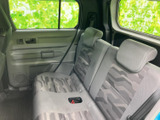 後席には柄入りのシートとヘッドレストが備わり、落ち着いて座れる空間です。左右の窓から外の様子を確認しやすく、同乗者も移動中に開放感を感じられます。