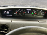 速度やエンジン回転数、燃料残量などの情報がまとまり、運転中に必要な表示を確認しやすい配置です。時刻や外気温も表示され、日々の運転をサポートする見やすいメーター廻りです。
