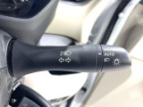 【オートライト】周りの明るさに応じて自動でヘッドライトの点灯・消灯ができる機能です!ライトの付け忘れ・消し忘れなどが無くなり、雨の日や夕方の走行も安心!トンネル通過時も便利ですね♪