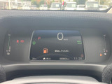 速度やシフト位置、燃料残量などをまとめて確認できるメーター表示です。必要な情報が運転席前方に集まり、走行中も視線の移動を抑えて状態を確認しやすい配置です。