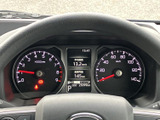 速度計や回転計、中央のディスプレイがまとまり、運転に必要な情報を確認しやすいレイアウトです。表示が見渡しやすく、走行中の状況把握をサポートします。