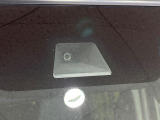 【ホンダセンシング】走行中に前方の車両等を認識し、衝突しそうな時は警報とブレーキで衝突回避と被害軽減をアシスト。より安全にドライブをお楽しみいただけます。