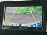後方の様子を画面で確認でき、ガイドラインも表示されるため、駐車時の位置合わせをサポートします。周囲の状況を目で確かめながら、落ち着いて車庫入れができます。
