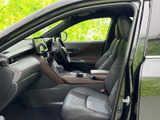 前席は視界を確保しやすい落ち着いた室内で、運転席と助手席それぞれに座りやすい形状。シートや足元もすっきりまとまり、日常の移動を心地よく支えます。