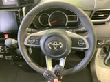 後方の映像に目安線が表示され、駐車時の後方確認をサポートします。周囲の状況を画面で把握しながら操作できるため、駐車の際に役立つ便利な装備です。