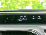 速度やシフト位置、外気温などの情報がまとまって表示され、運転中も必要な情報を確認しやすい配置です。視線の移動を抑え、日々の運転をサポートします。