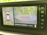 画面には車両後方の映像と目安となるガイド線が表示され、駐車時の周囲確認をサポートします。表示内容を確認しながら、慎重な後退操作に役立てられます。