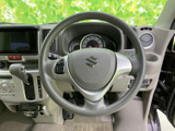 手になじみやすい形状で、運転中も自然な姿勢で握りやすいステアリングです。手元にはスイッチ類も備わり、視線を大きく移さず操作できる便利さも魅力です。